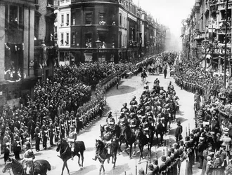 Diamant-Jubiläumsprozession von Königin Victoria passiert die King William Street, 1897